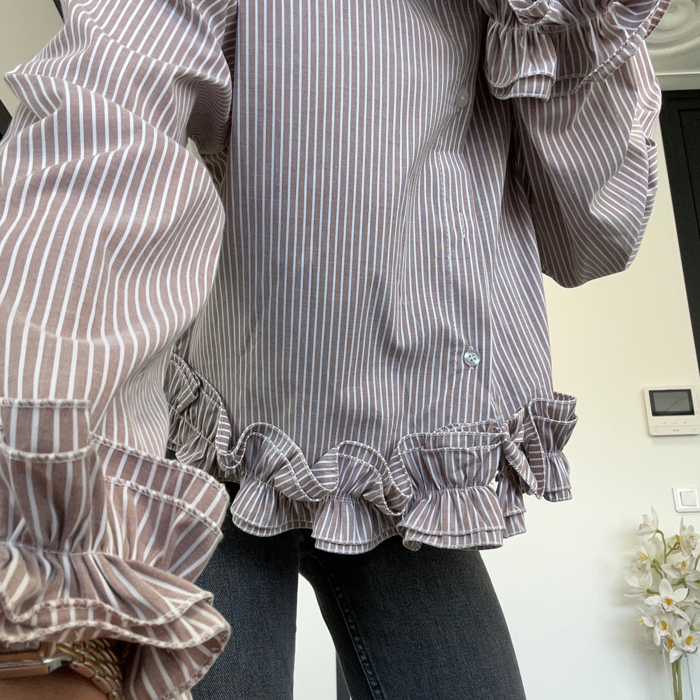 Chemise rayé beige à froufrous