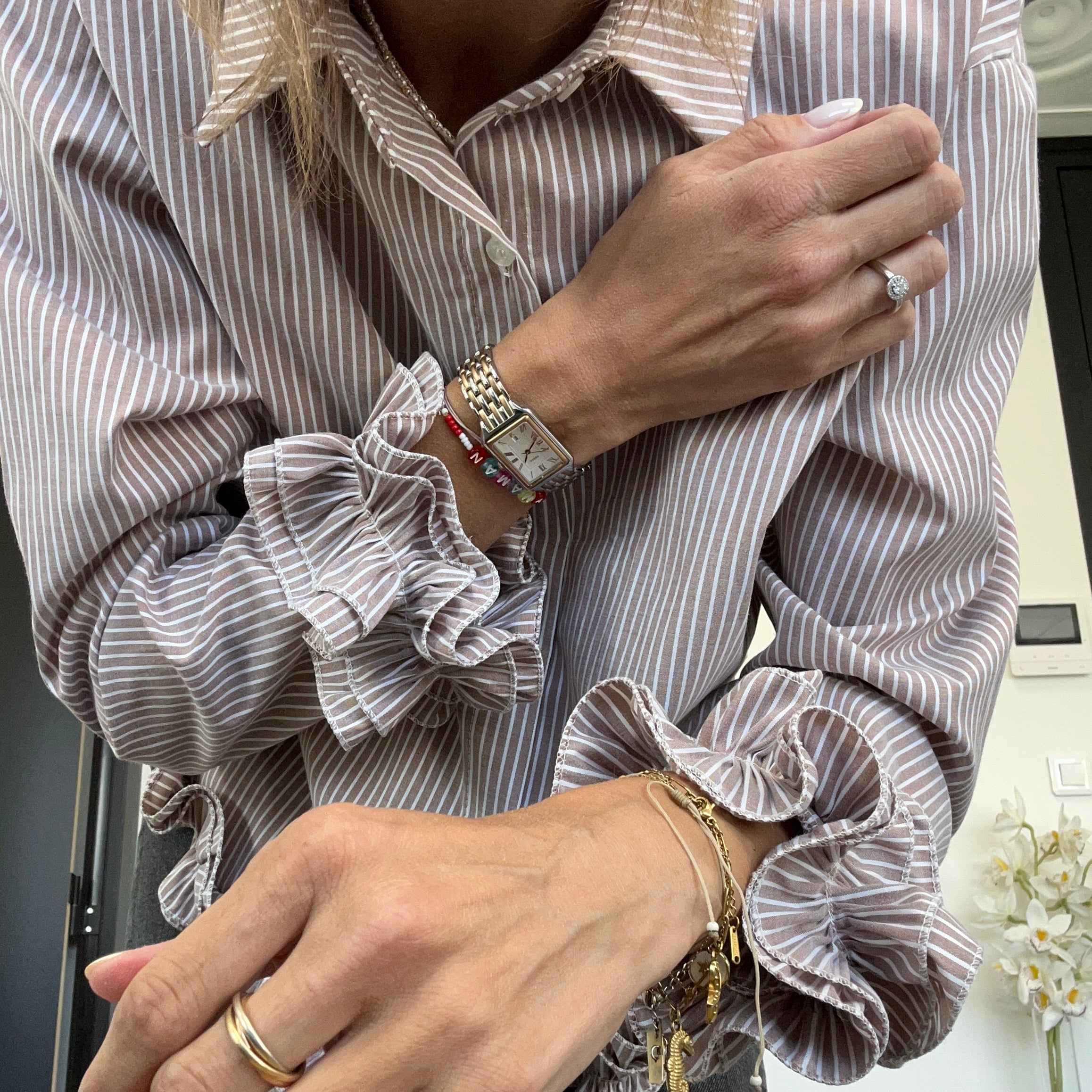 Chemise rayé beige à froufrous